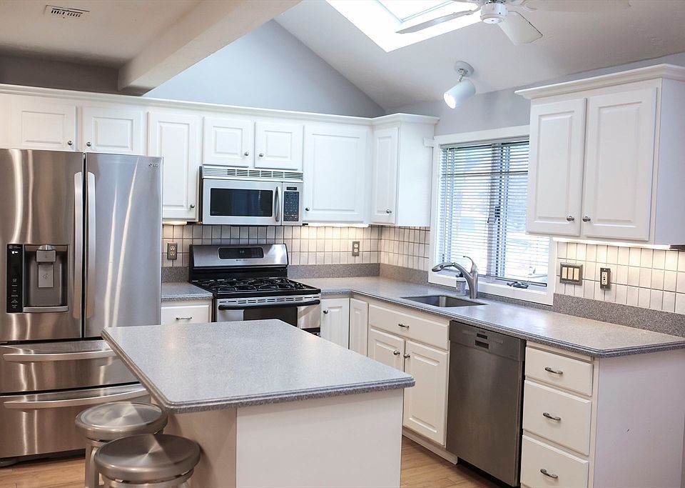 1st image of 5 Applewood Ln