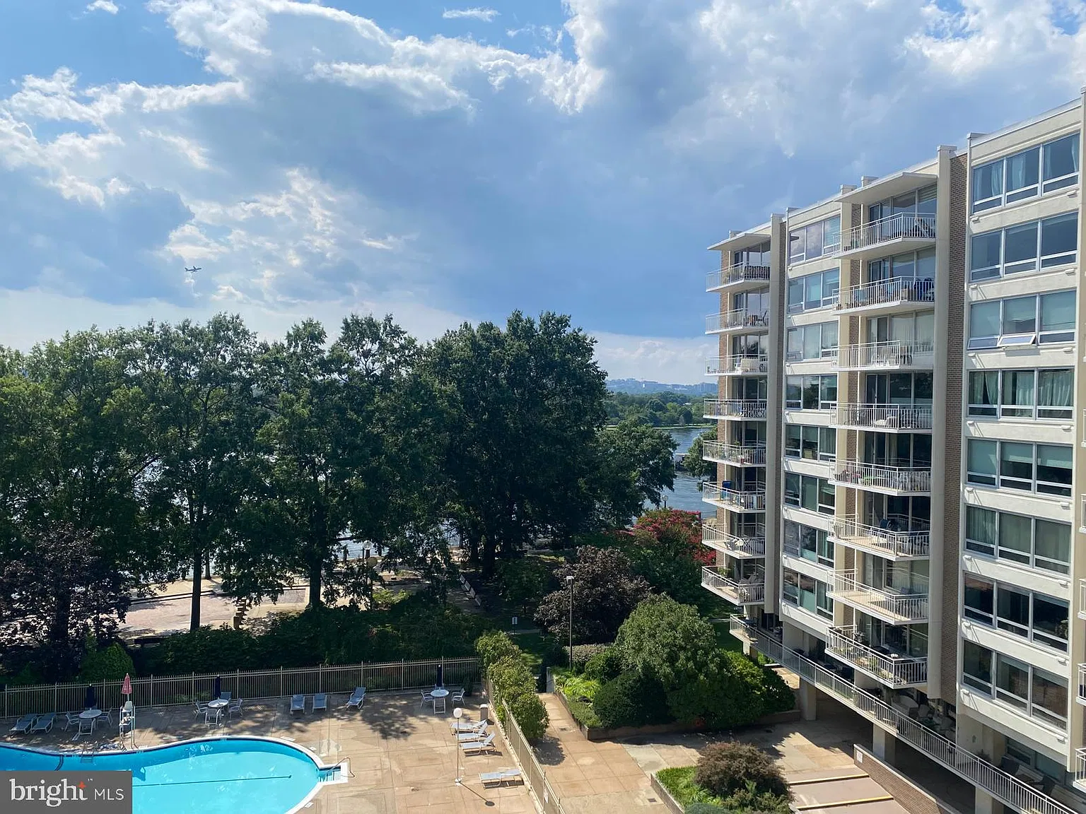 Riverside Condominium — Photo 2
