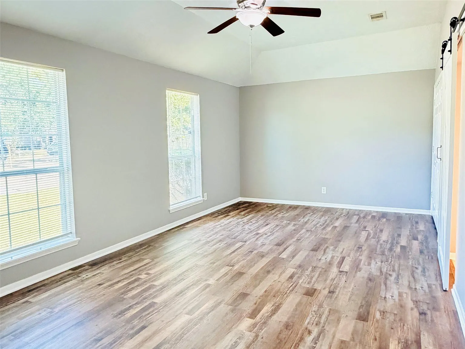 3 bed, 2.0 bath, 1832 sqft, $2,000 — Photo 4