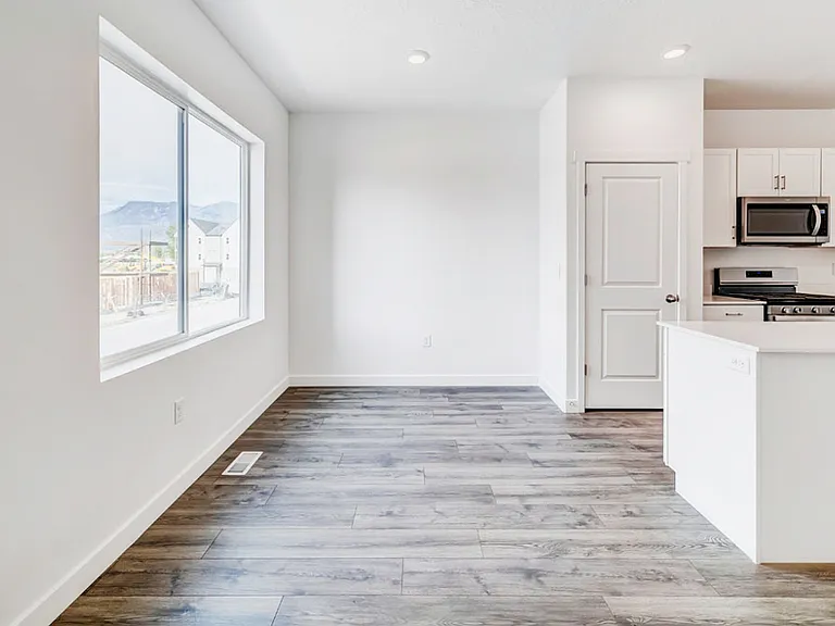 1073 E Waterway Ln — Photo 6