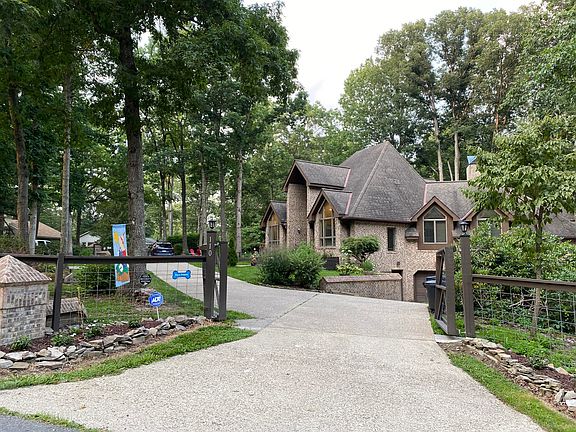 4th image of 110 McTaggart Dr