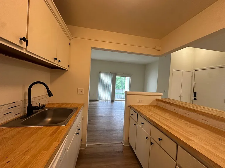 University Park Apartments near Cornell University — Photo 190