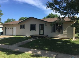 120 E 4th Ave, Lennox, SD 57039