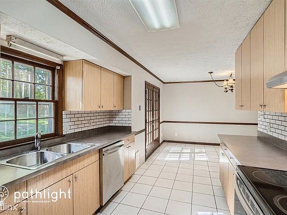 4th image of 1765 Berkshire Ct