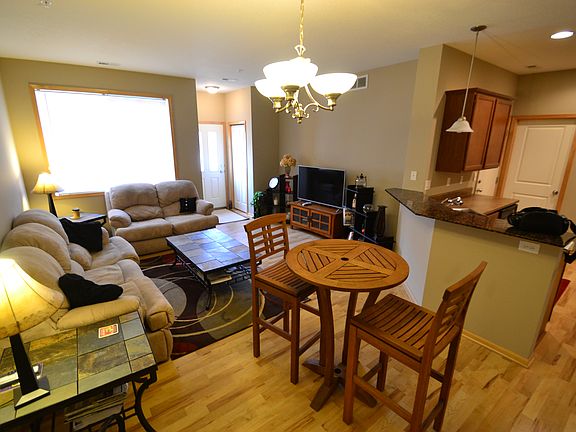 4th image of 565 Villa Ct