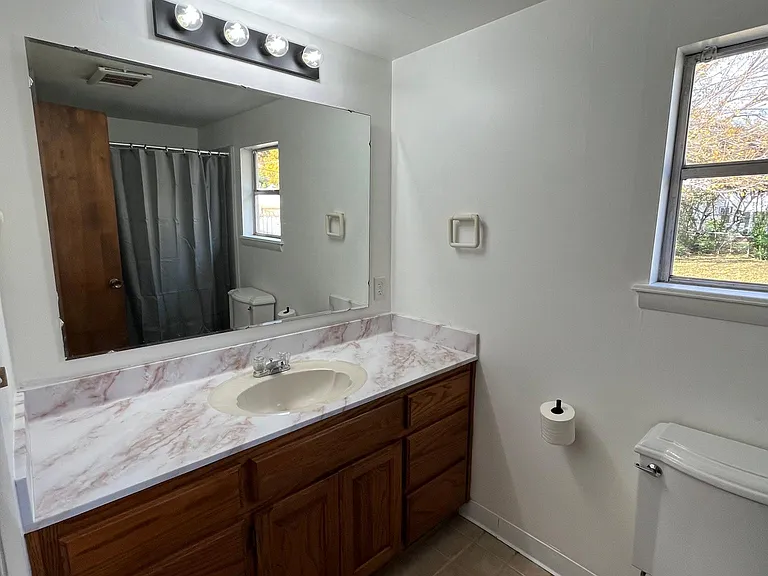 3915 E 34th St — Photo 11