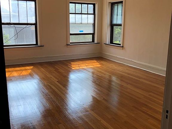 3rd image of 1244 W Thorndale Ave