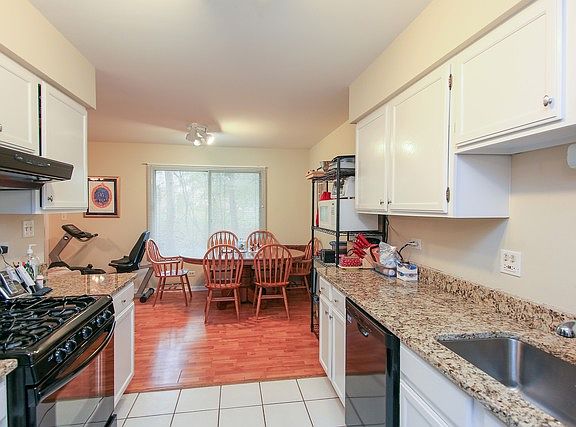 4th image of 1302 Barclay Ln