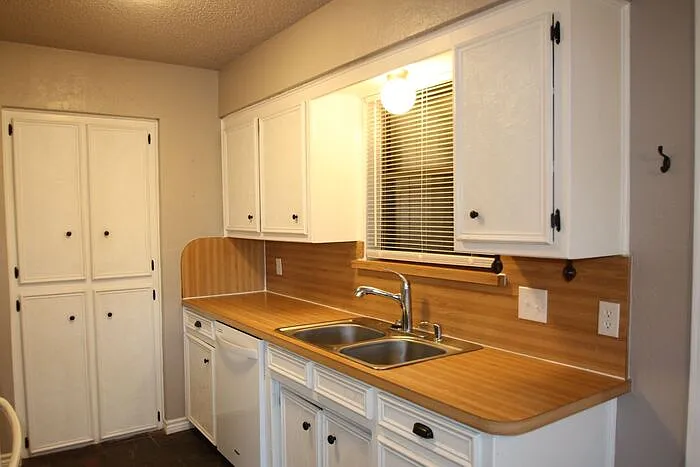 913 Springhill Dr — Photo 2