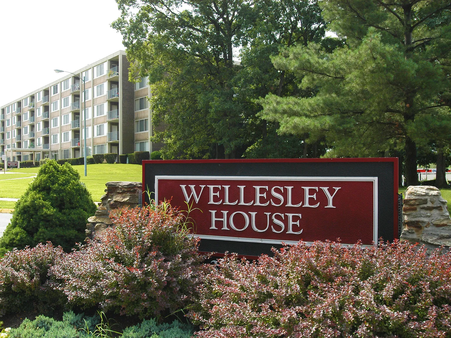 Wellesley House Apartments — Photo 1