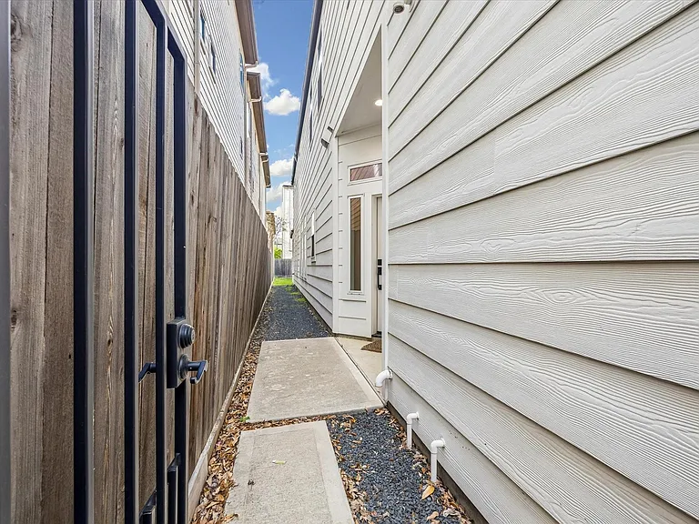 921 W 21st St — Photo 3