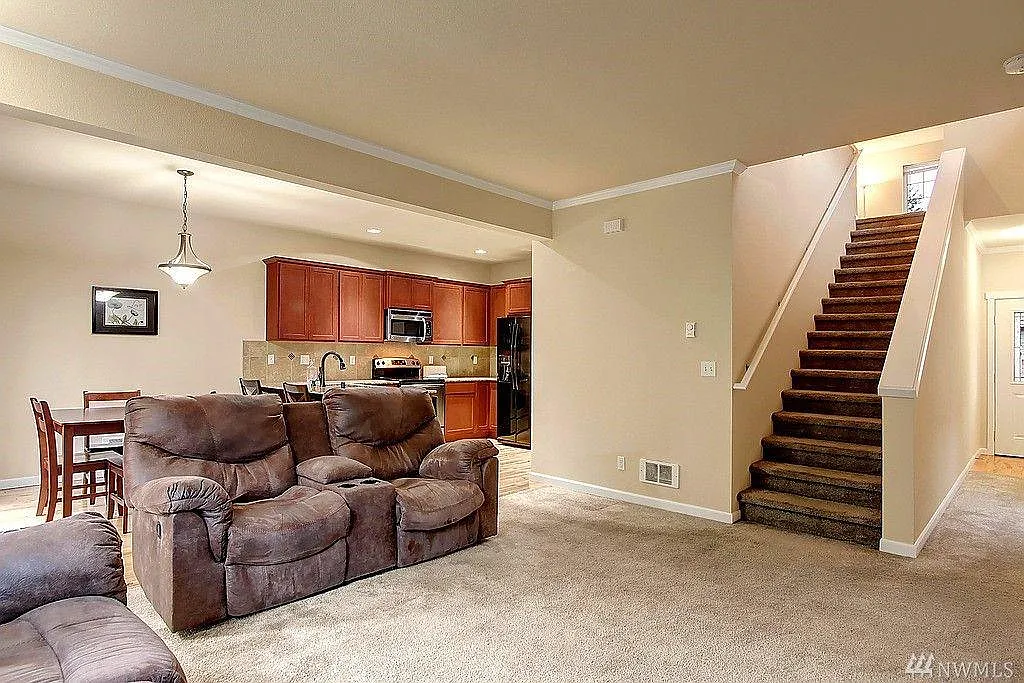 3 bed, 1800 sqft, $3,345 — Photo 2