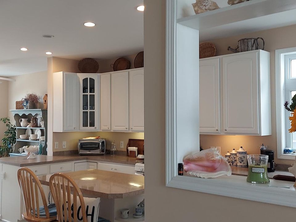 Spacious & Sparkling 9' ceilings and open concept LR & DR with panoramic views of LI Sound.