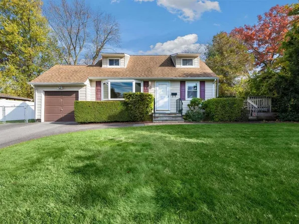 8 Win Haven Lane, Commack, NY 11725