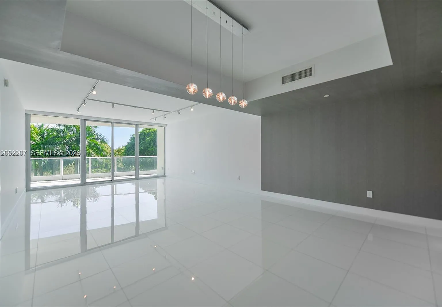 Grovenor House Condo — Photo 3