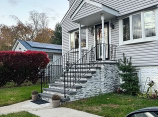 21 Landscape Dr, Wheatley Heights, NY 11798