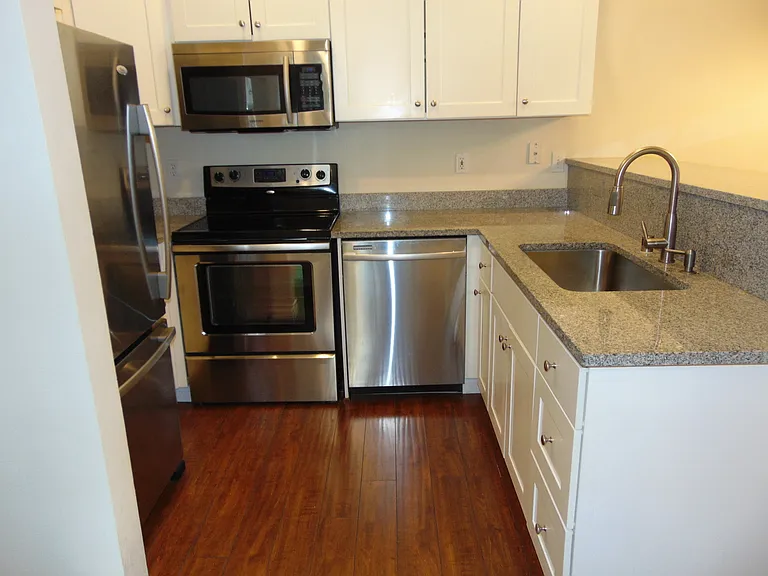 1800 NE 40th St #F6 — Photo 6