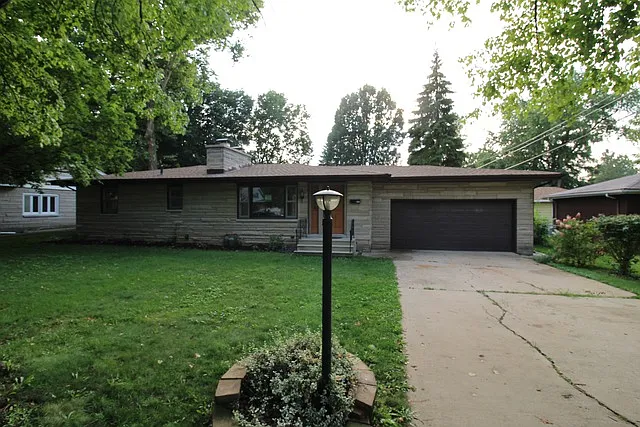 305 Reedwood Dr photo 1