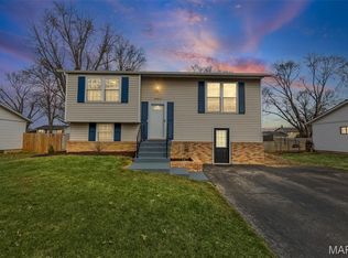 611 Saint Rose Dr, Godfrey, IL 62035