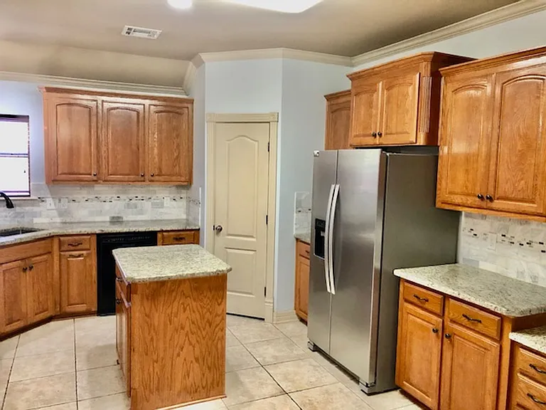 310 Montrose Pl — Photo 7