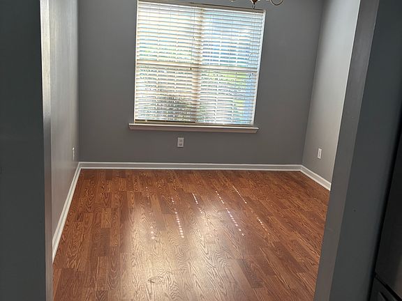 3rd image of 110 Meadowglade Ln