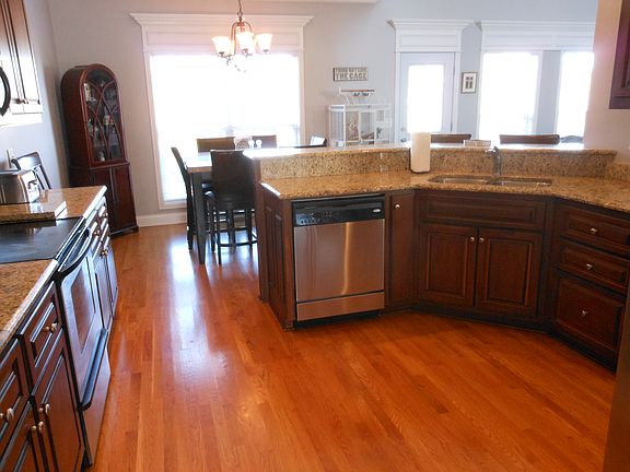 5th image of 609 Regent Park Dr