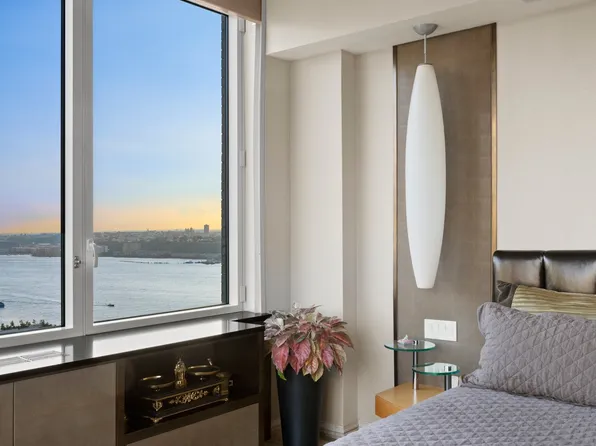 100 Riverside Boulevard image 18 of 37