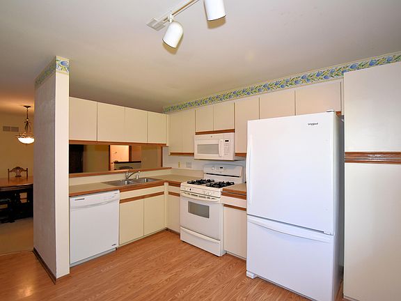 5th image of 110 Harrogate Dr