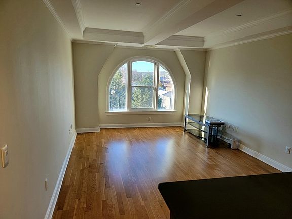 4th image of 225 Stanley Ave #4