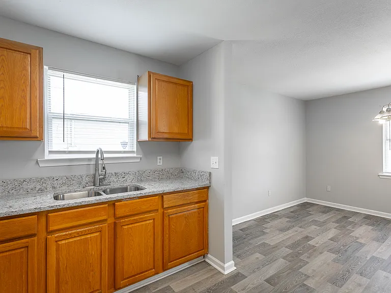 1621 Oak St — Photo 23