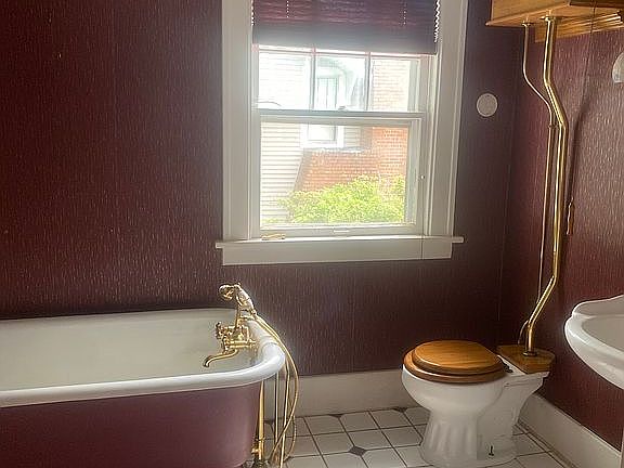 4th image of 832 E Church St