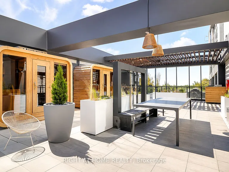 741 King St W #101 — Photo 2