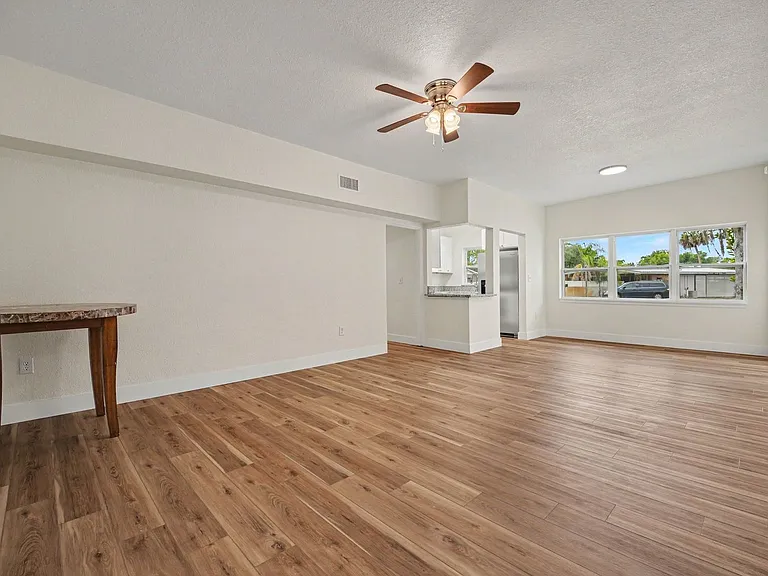 1111 Brewer Ct — Photo 2