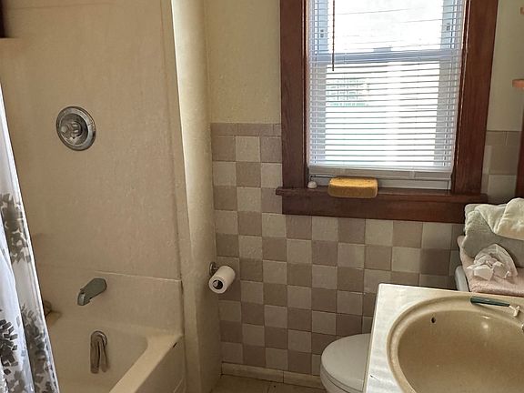 3rd image of 213 W Juniper Ave