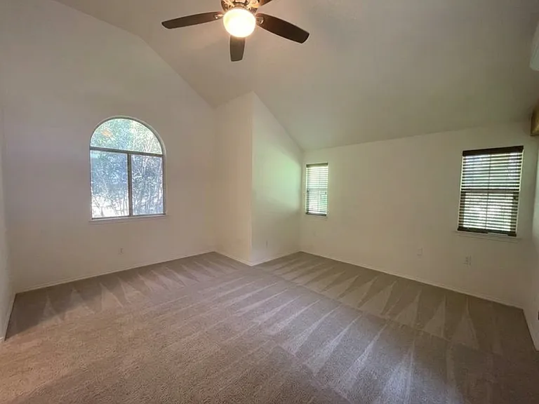 1404 Daffodil Ln — Photo 13