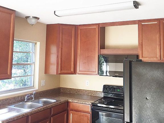 3rd image of 506 E Hazzard Ave