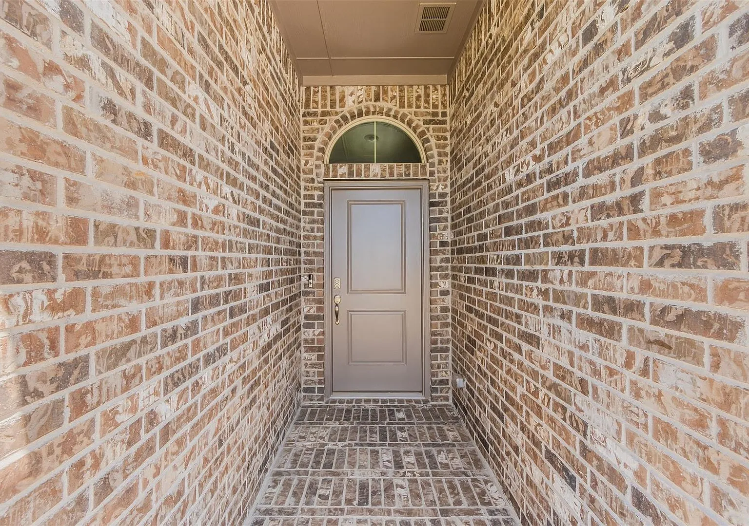 Charming 4-bedroom House for rent in Krum — Photo 3