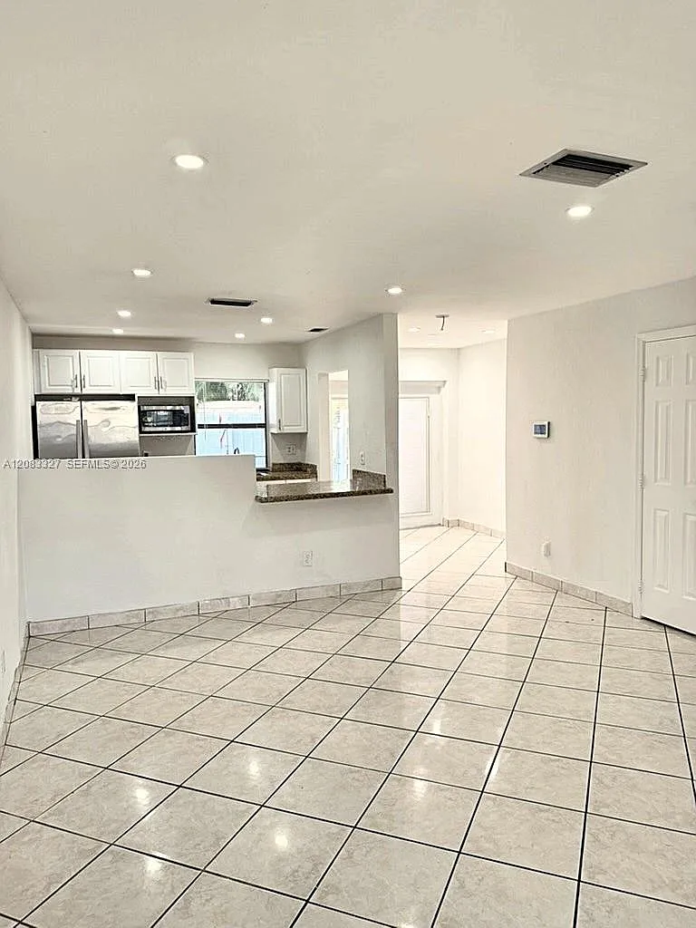 Pembroke Pointe Sec One — Photo 3