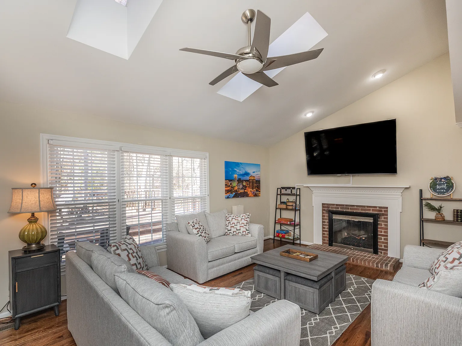4 bed, 2.5 bath, 2323 sqft, $4,795 — Photo 2