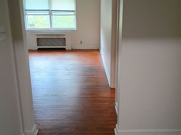3rd image of 2435 W Bancroft St APT 11