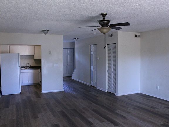 4th image of 301 Harbor Heights Dr APT 13A