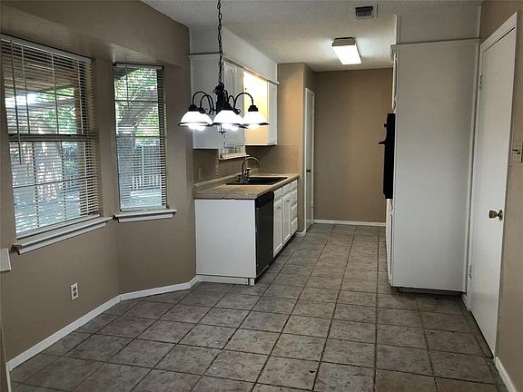 4th image of 321 NE Cindy Ln