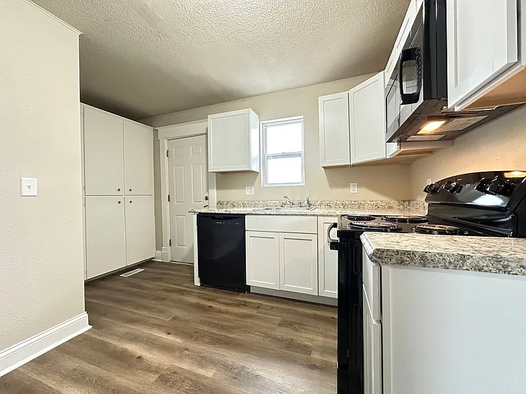 107 W Sycamore St — Photo 4