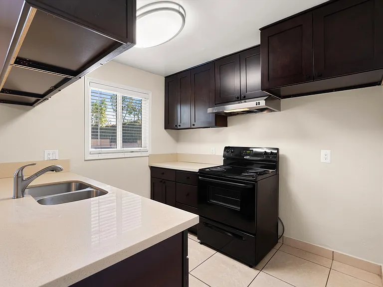 Melrose Manor Apartments - Riverside, CA — Photo 71