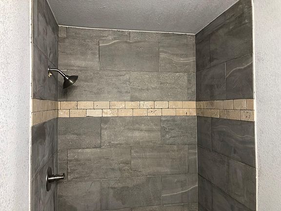 4th image of 621 E 8th St
