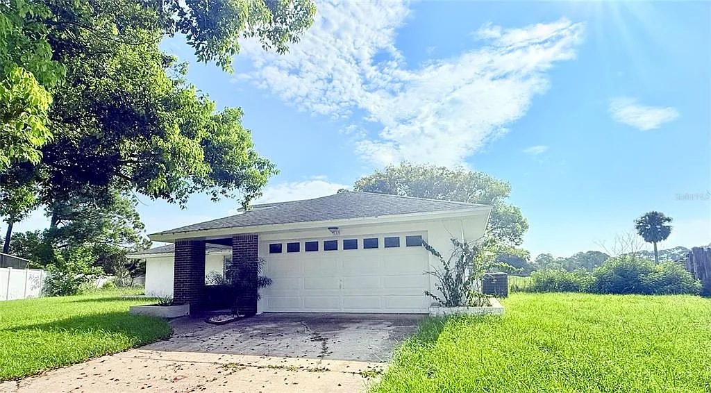 3 bed, 2.0 bath, 1374 sqft, $2,300 — Photo 3
