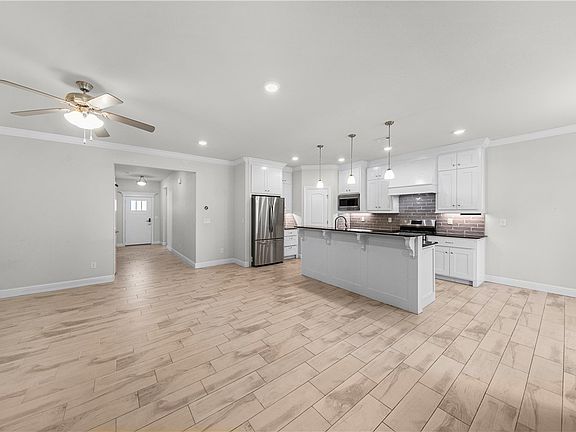 3rd image of 730 Winston Pl