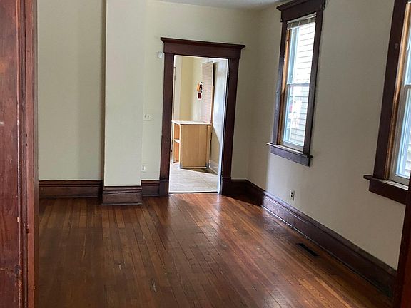 5th image of 77 W Blake Ave