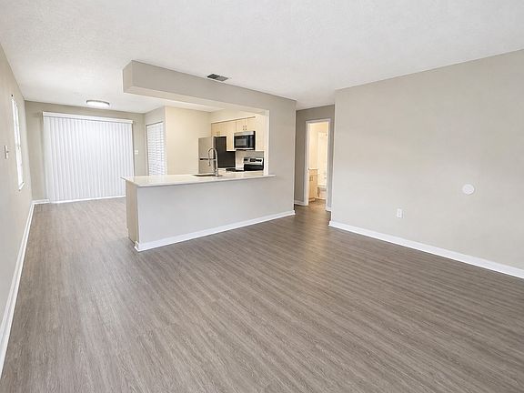 3rd image of 3105 Woodhill Rd #3107
