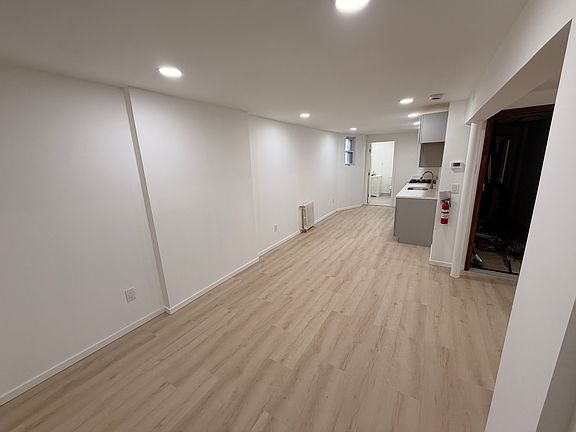 4th image of 811 Montgomery St #B